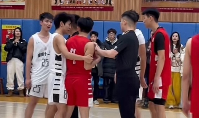 开运体育app官方下载-高中篮球火爆冲突！球员赢球后挑衅对手 大量家长冲入球场 殴打学|淄博|潍坊|比赛|一中_新浪新闻
