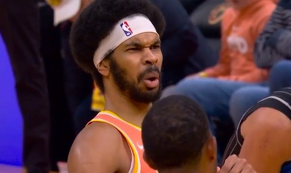 体育娱乐-自己都难以置信！贾勒特·阿伦罚篮很短三不沾 自己尴尬得笑了