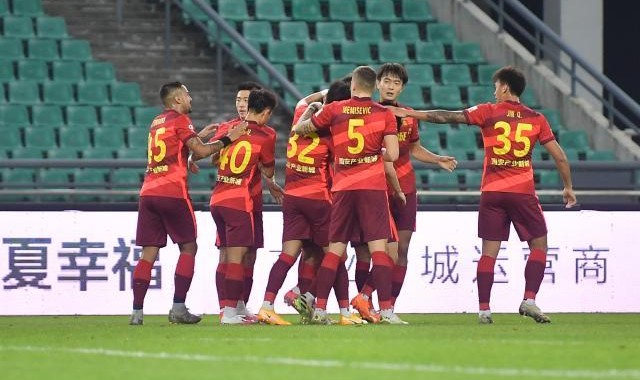 【中超综述】焦点战沪粤闷平 山东泰山绝杀静待夺冠