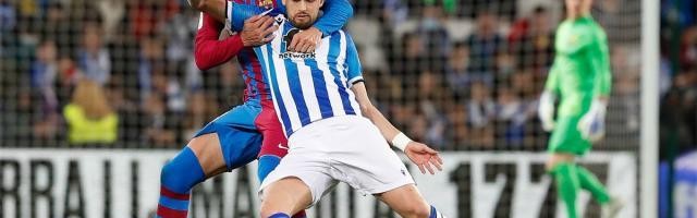 开云app安全-巴萨后卫全伤险丢胜局，稳住敏感西超席位