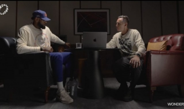 詹姆斯：只要辅助手伸直了推开对手就是进攻犯规 可以用肩膀对抗